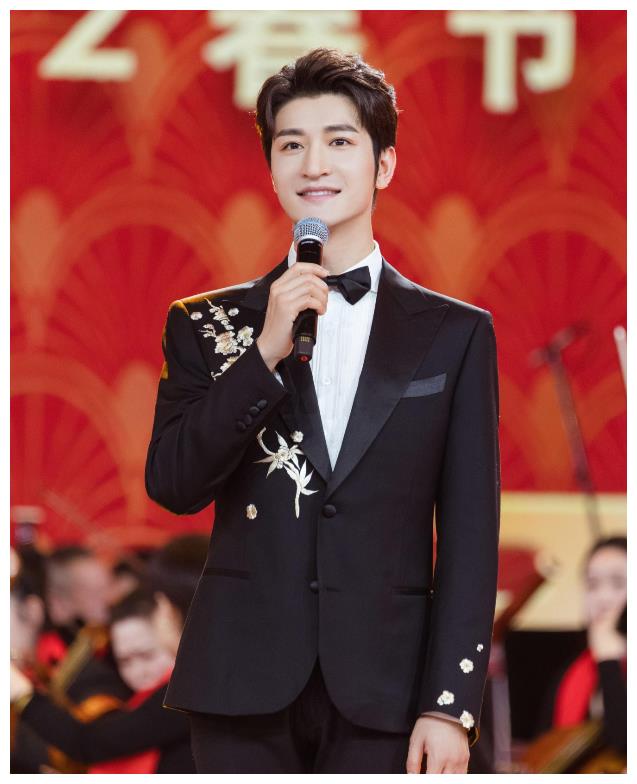 尹颂|央视新面孔尹颂：因外形帅气出圈，登上春晚事业稳定，女儿颜值高