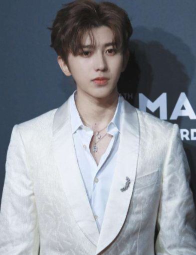 王一博|网友建议肖战、王一博、蔡徐坤代替男足参加国际比赛,至少很养眼