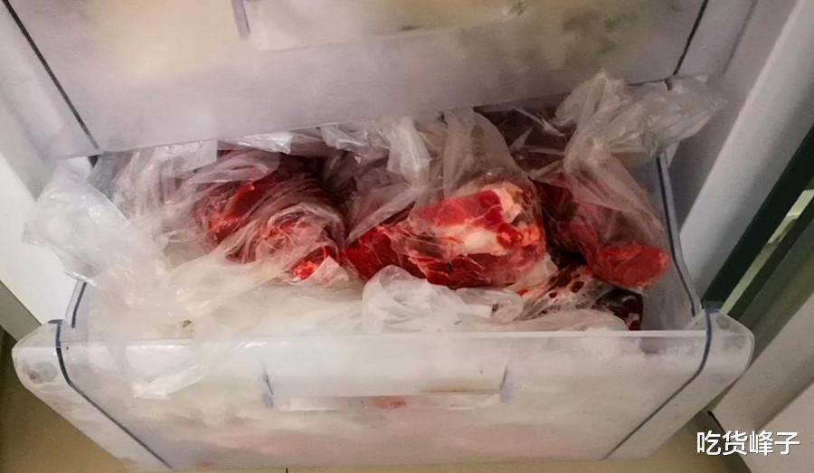 解冻肉时,直接加水泡就“废”了,教你1招,5分钟解冻好,真实用