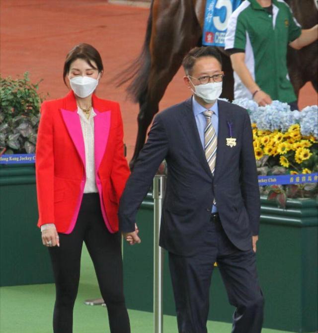 李嘉欣|李嘉欣也发福了！穿鲨鱼裤暴露大象腿，被豪门老公牵手太乖巧