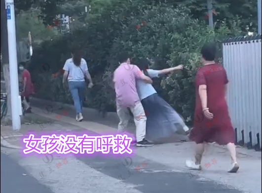 中年男子抱住女子不放手,女子挣扎不哭喊,路人:女儿要去见网友