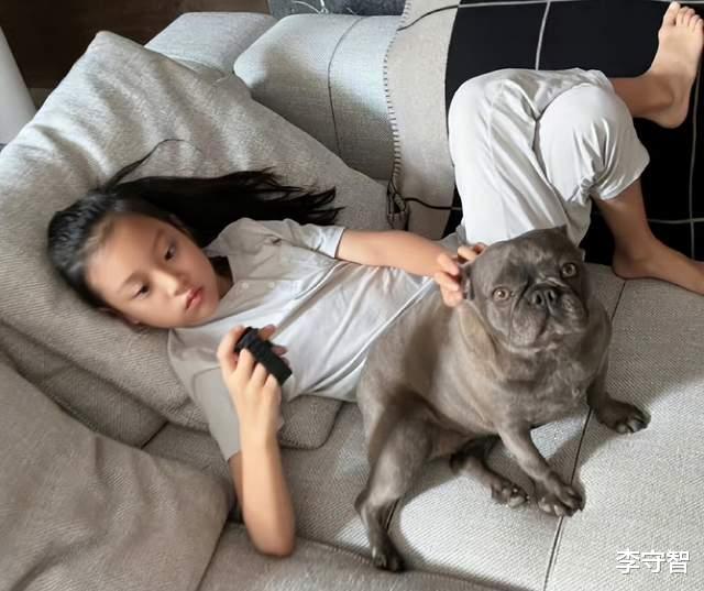 |父母离婚后隔空给甜馨庆十岁生日,学妈妈浓妆艳抹,在爸爸那撒娇