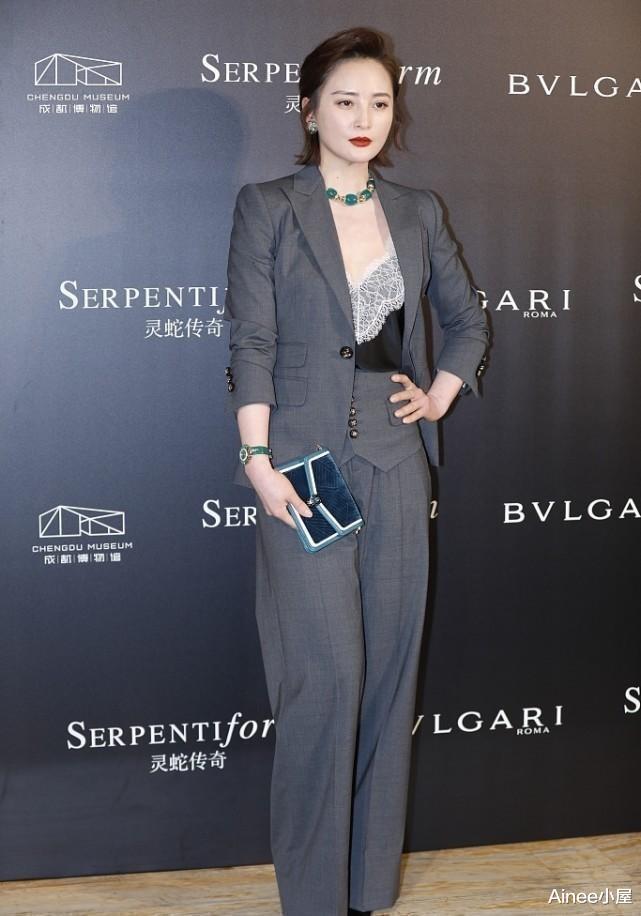 蒋勤勤|穿西装的蒋勤勤真潇洒，配薄纱长裙秀长腿，看脸和老公似两代人