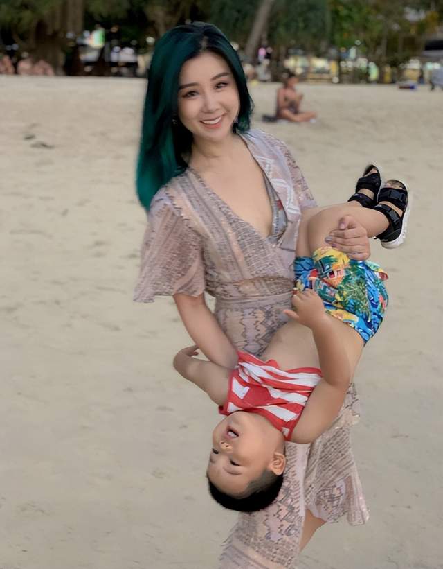 李小萌|李小萌社媒晒出两个儿子的正脸萌照，老大像王雷，网友喊话快生三胎