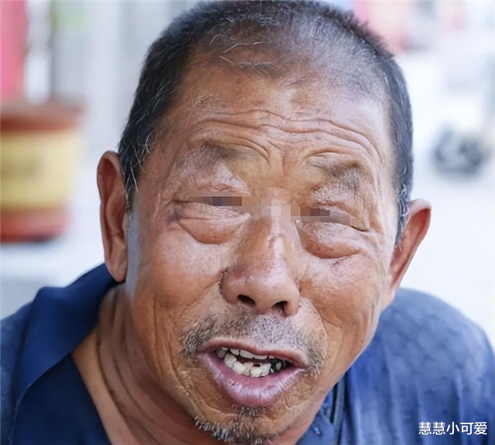2009年，66岁老汉参加邻居孙女婚礼，在厕所骚扰新娘被推粪坑淹死