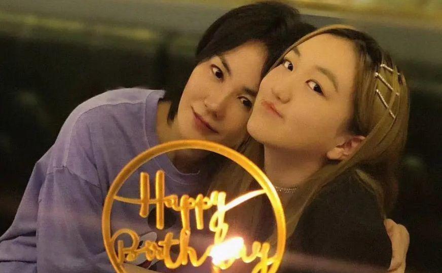 李冰冰|16岁李嫣晒近照，与闺蜜合影气场强大，粉涂太厚酷似贞子