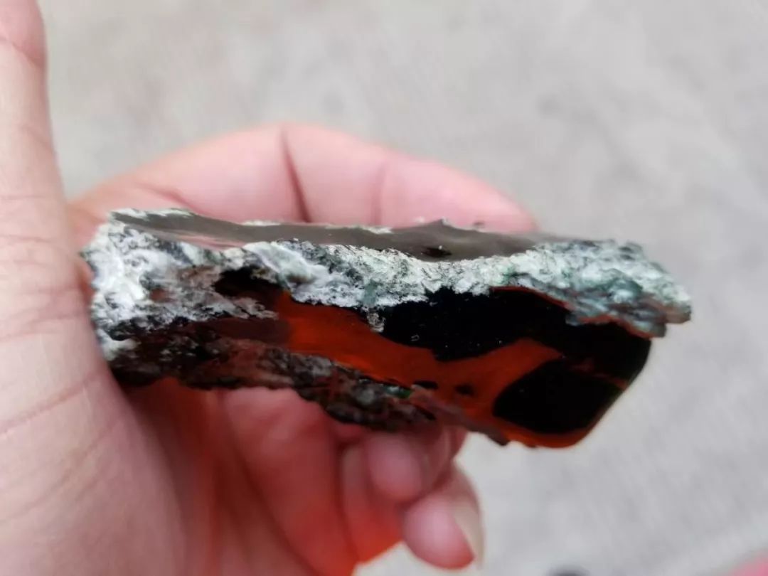 翡翠|运气来了，极品墨翠落入新人手中，没想到成品价值28万！