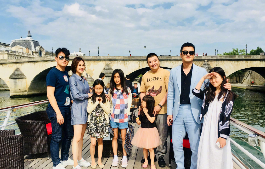 李嫣|窦靖童衣着朴素,李嫣2小时花10万,都是王菲女儿差距为何这么大