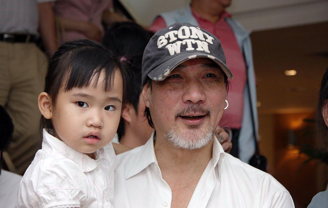 徐少强|?71岁徐少强与长腿美女合照，为养11岁幼子不停接戏，能动就不退出