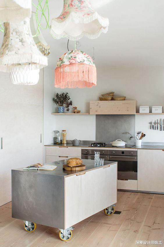 没想到衣帽间里还能装岛台，连着卡座适当留空，实用性只增不减