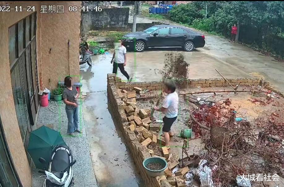 置换地15年反悔?广东一男子家门口被堵住,邻居故意倒猪粪恶心他