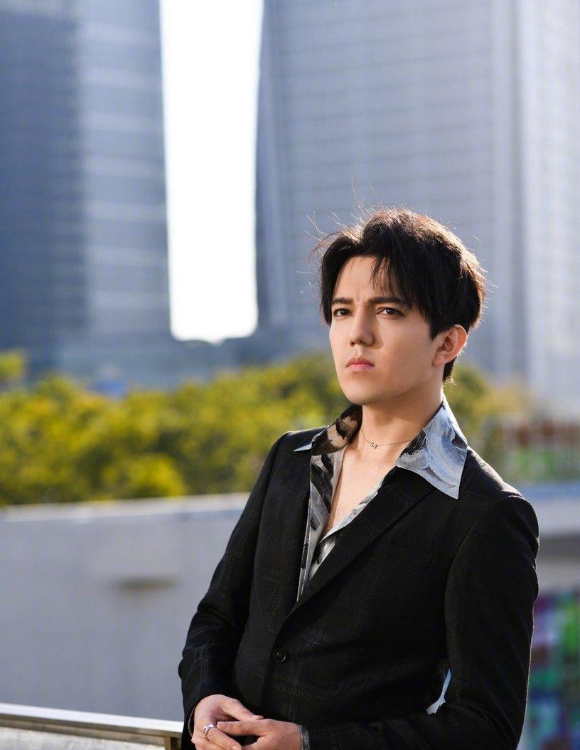 肖战|外网票选2022亚洲美男TOP10!王一博第七,肖战第三,冠军是他