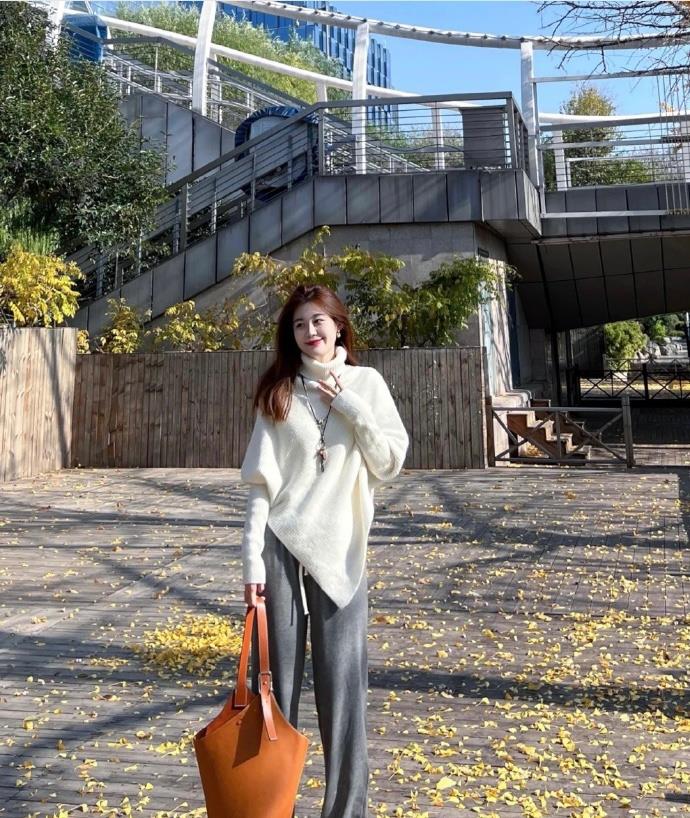 穿衣搭配|别再穿黑色了，多试试“高级白”，实用还提升品位