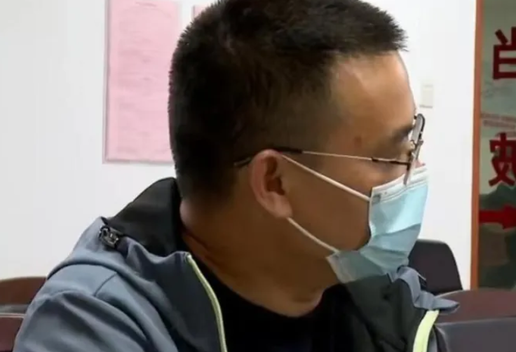 “太丧心病狂啦!”51岁的戚先生被自己失踪多年的母亲告上法庭,伤心的戚先生气的悲痛欲绝