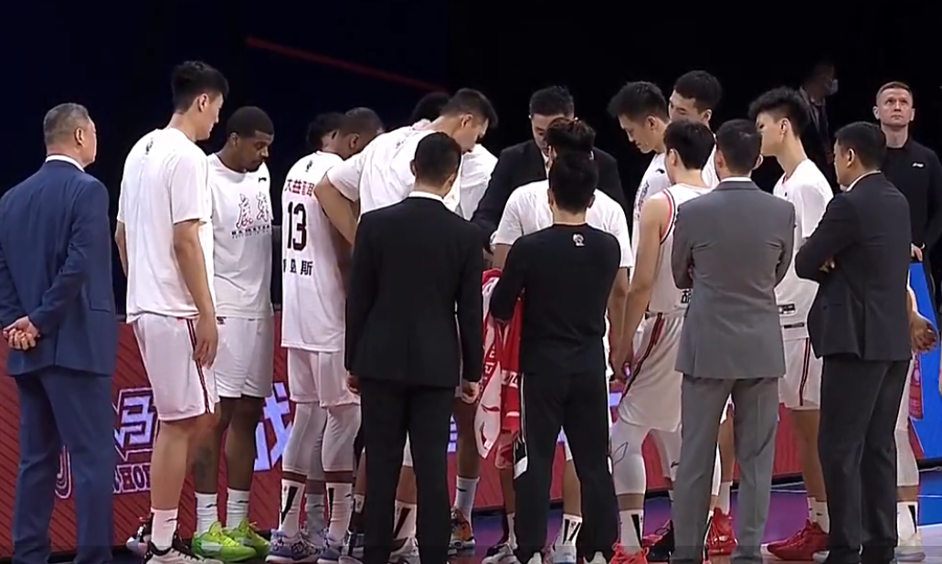 胡明轩|火力全开！徐杰、胡明轩单节合计6次犯规，杜锋在裁判面前转圈圈