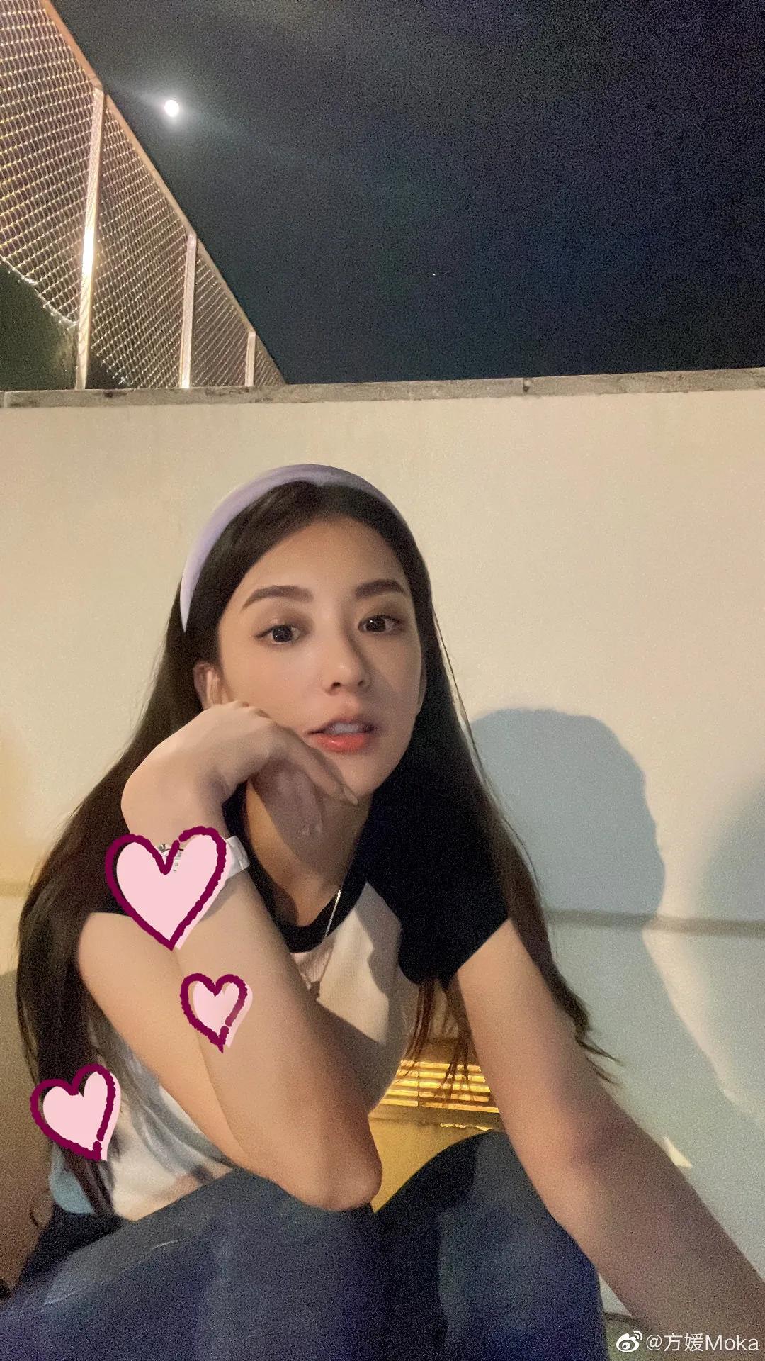 方媛|方媛一家四口出游,郭富城负责给妻女拍照,和老婆同框不显年龄差