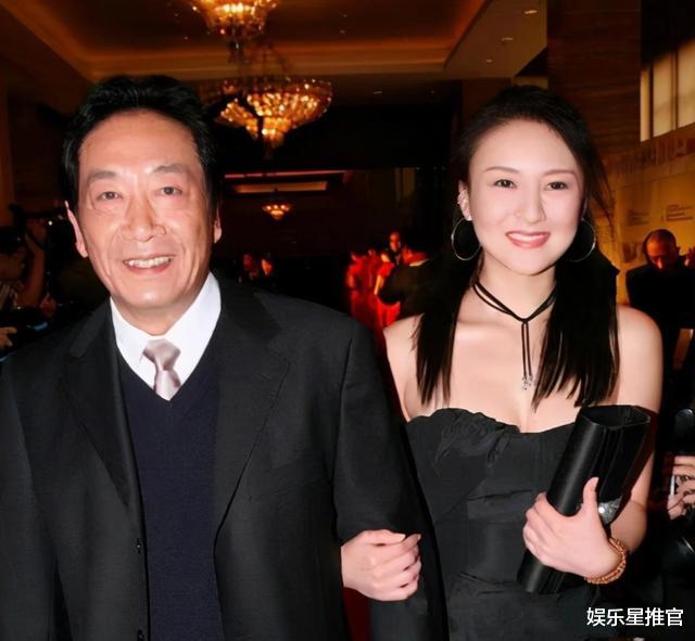 王奎荣|她不顾父母反对,嫁给大自己37岁的老戏骨王奎荣,夫妻同框似父女