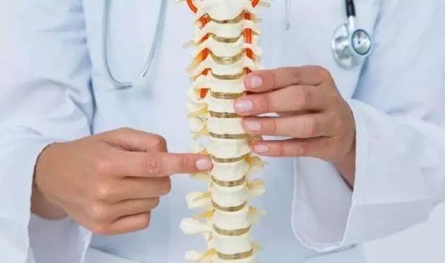 骨质疏松|女性50岁后骨质疏松易骨折,远离3种偷钙食物,每天保持做1件事