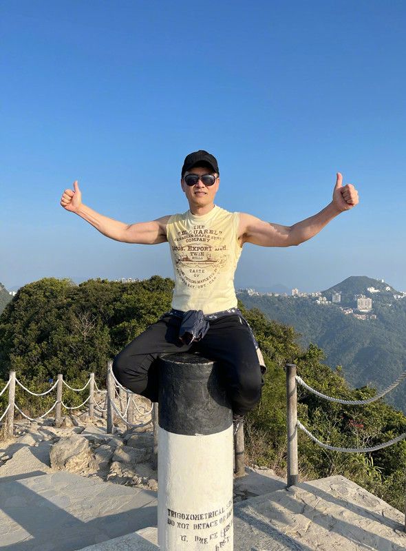 吕良伟|吕良伟夫妇共爬山，妻子坐柱子上秀美照，老夫少妻爱情成就佳话