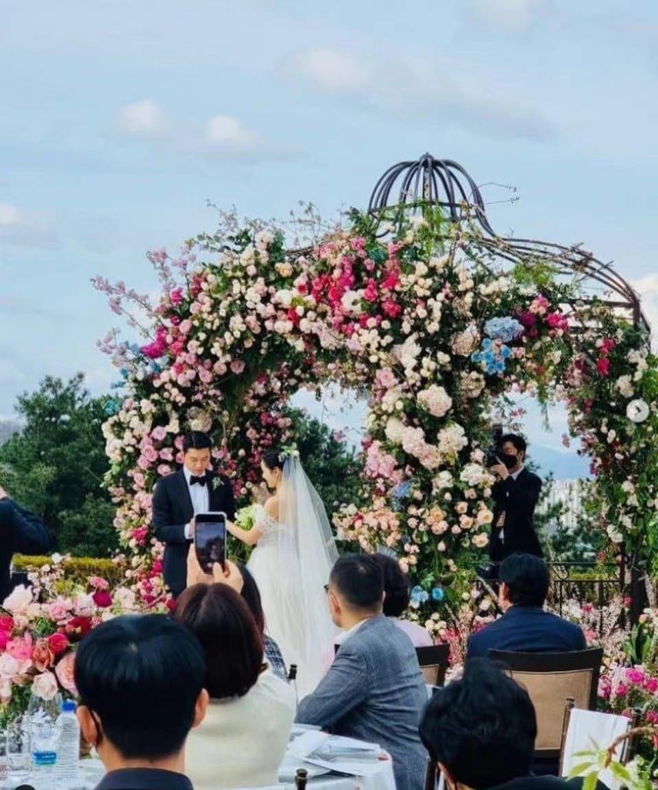 玄彬|孙艺珍、玄彬婚礼现场曝光！宋慧乔好尴尬，「前任们」都凑一起了