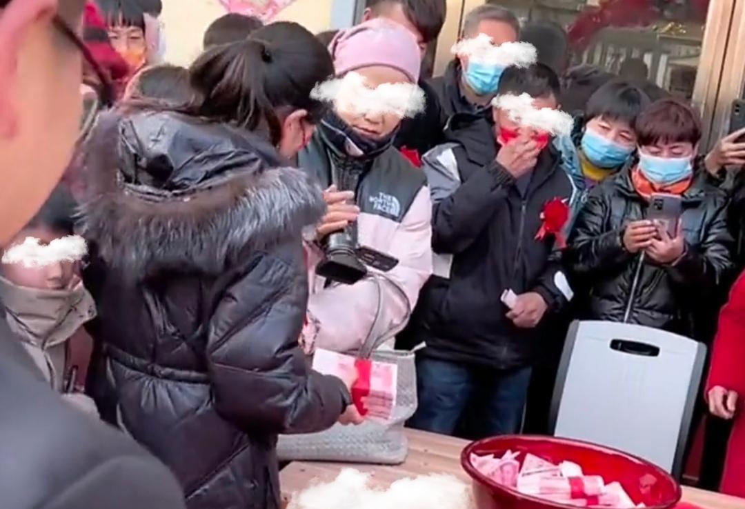 河南:弟弟结婚,两个姐姐给14万礼金,网友:姐夫倒了八辈子大霉