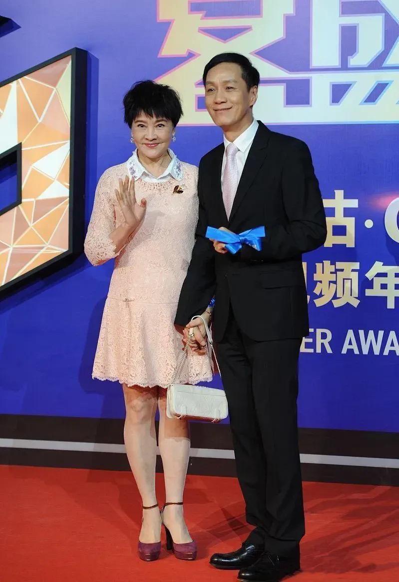 梁丹妮|68岁梁丹妮真洋气，穿粉色娃娃裙优雅甜美，被小8岁老公宠成公主