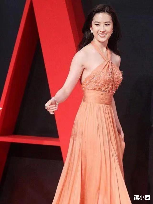 刘亦菲|刘亦菲太有“尤物气质”，一袭挂脖连衣裙高调亮相，又惊艳了红毯
