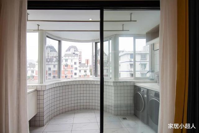 她坚持去除客厅背景墙,还在卫生间设计储物区,成果却让人惊艳