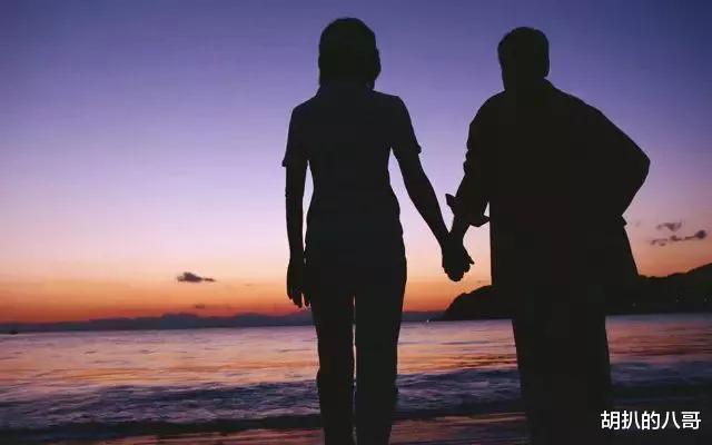 小伙与相识月余的美女分手并送三千元营养费。对方指责他无担当