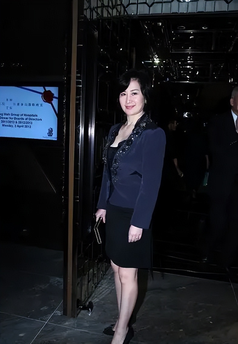 赌王|赌王4572亿遗产分配案官宣！大房次女败诉，穿透视装不如超琼贵气