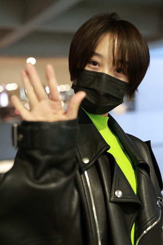 穿衣搭配 蓝盈莹的短发更有辨识度，黑色皮衣配荧光打底衫个性还吸睛，超美