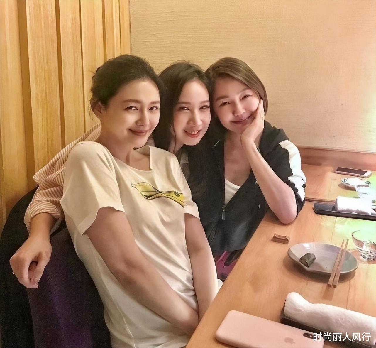 大S|大s具俊晔高调参加饭局！她穿T恤坐在老公身边小鸟依人，变可爱了