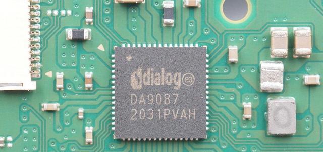 |拆解索尼PS5DualSense手柄，探索自适应扳机，双线性震动马达