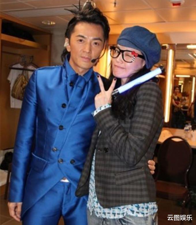 郑伊健|郑伊健开演唱会，舒淇携老公冯德伦现身支持，挥舞荧光棒表现激动