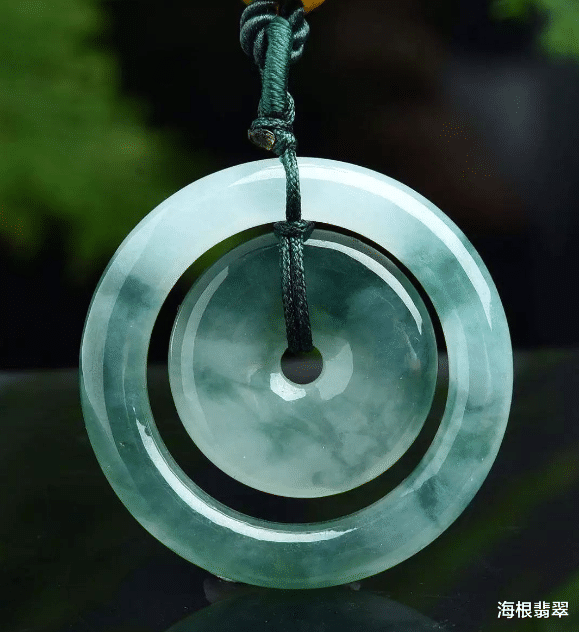 充满古典韵味的翡翠平安扣,你知道它背后有几种造型吗?