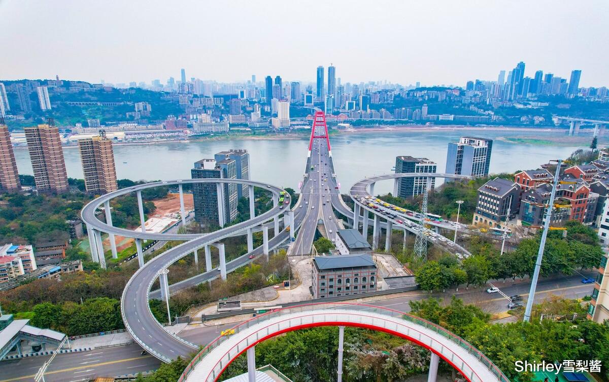|重庆又火了一个观景地标,270度俯瞰江景,魔幻8D地貌显露无疑