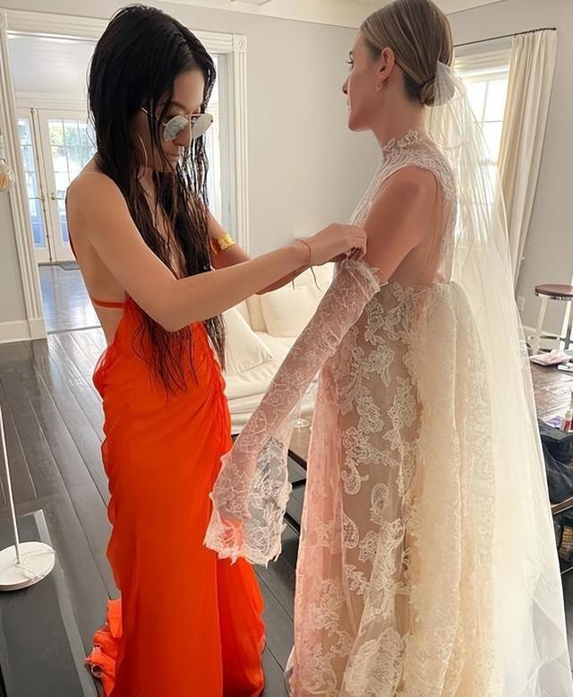 恨天高|73岁王薇薇，带小男友购物！踩90度恨天高脸却干瘪，男友年轻似孙子