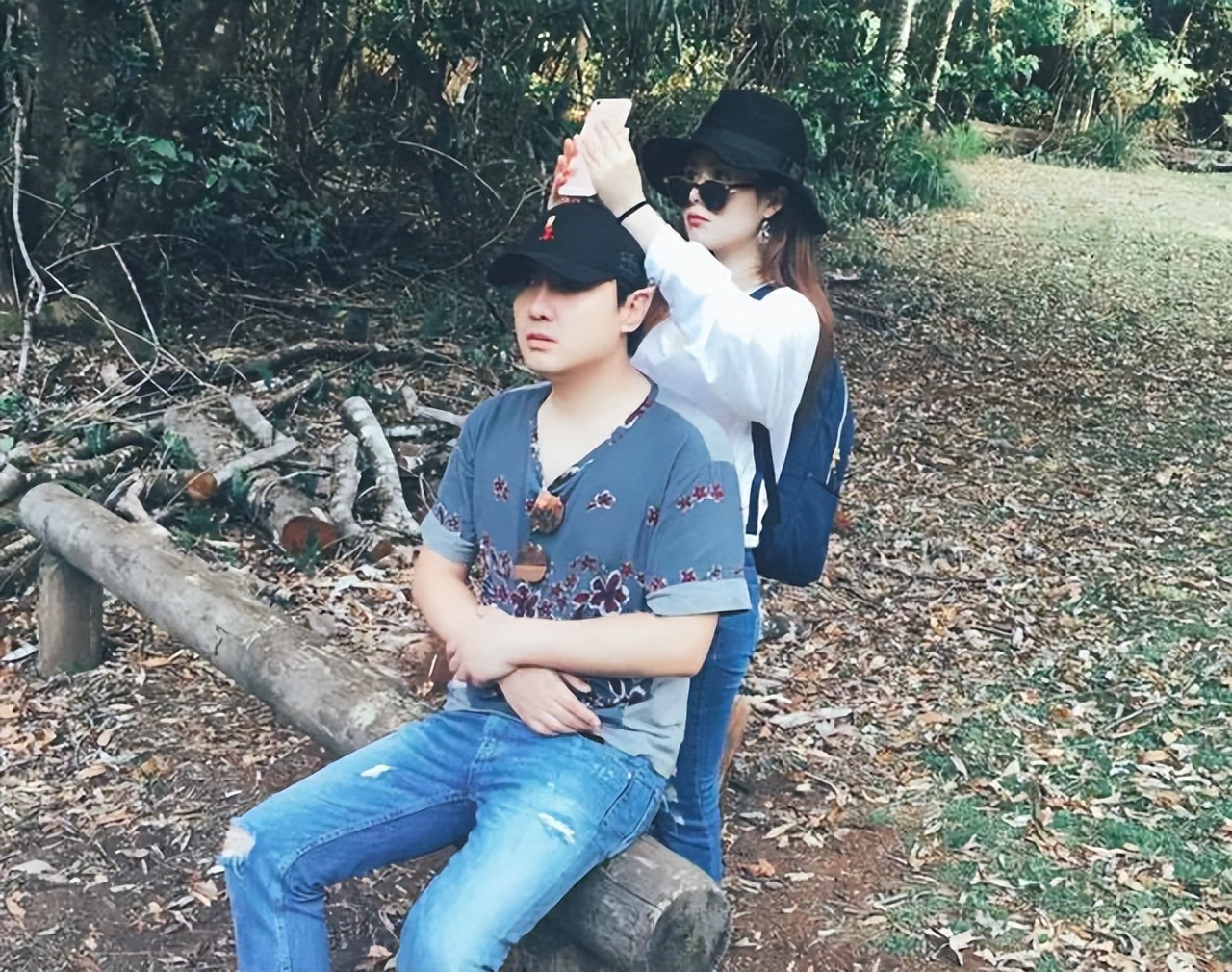 王琦|懒理老公娶小三谣言,王琦抱光头儿子逛商场,肚大如箩似临盆在即