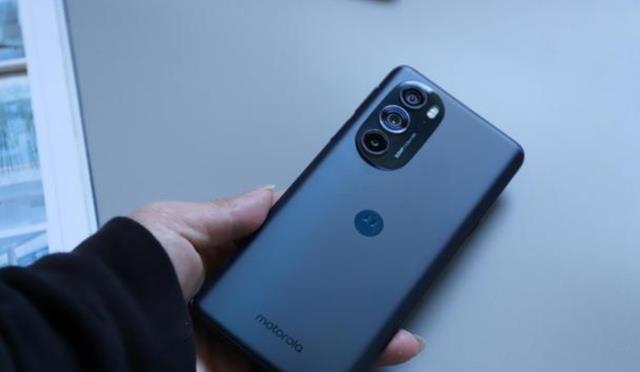 摩托罗拉edgeX40Pro内卷升级,渲染图提前看,极致一体屏来了