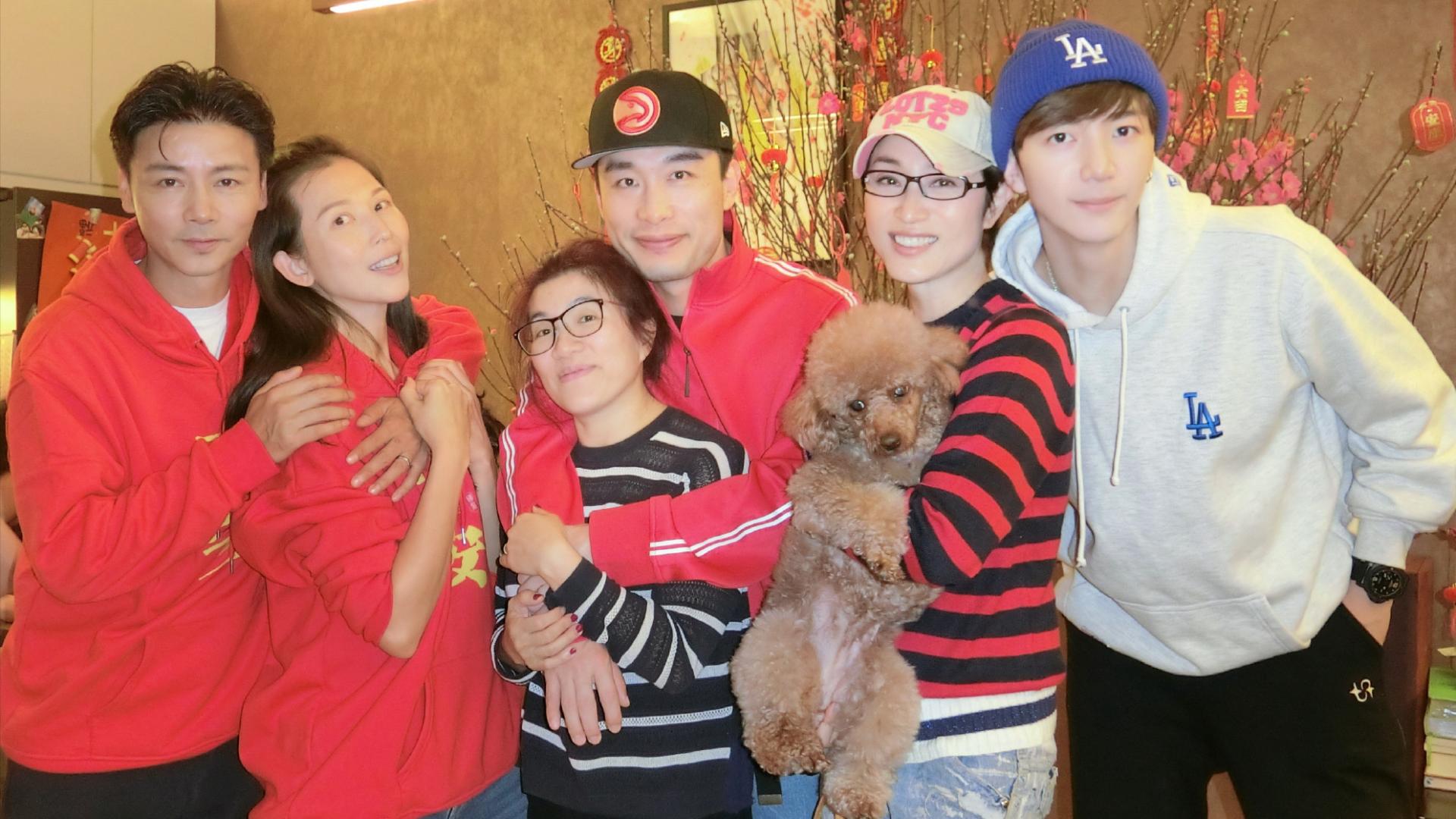 蔡少芬|陈法蓉晒春节聚会照，张晋搂着蔡少芬，洪欣儿子出镜独自在港过年