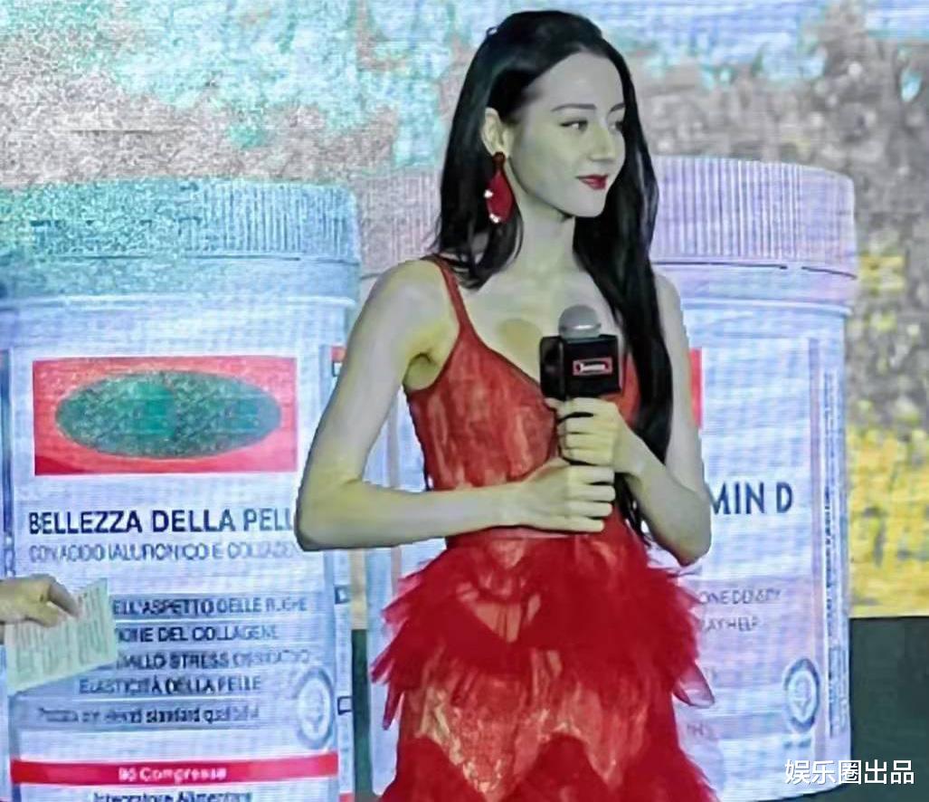 迪丽热巴|迪丽热巴穿尖领长裙亮相,脸部僵硬惹争议,被质疑整过容