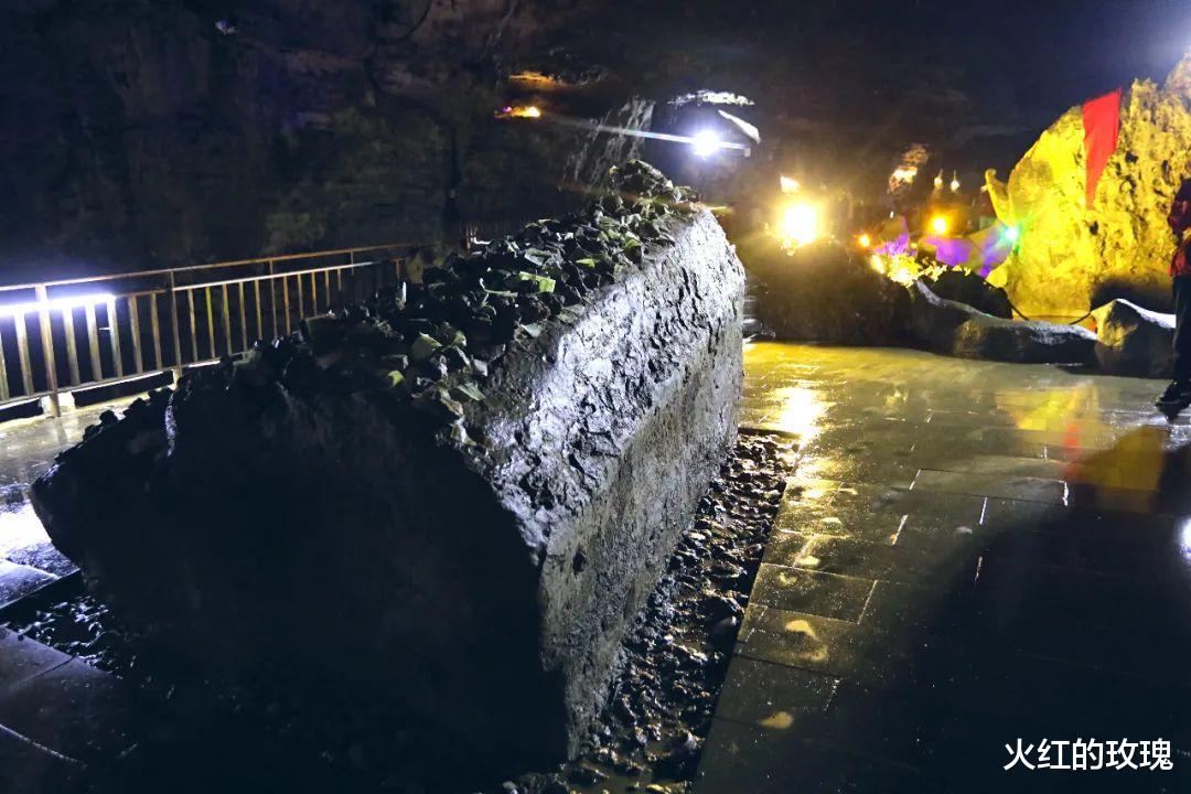 恒河|神奇！重庆深山发现一个巨洞，天上掉落一块巨石，神似佛像