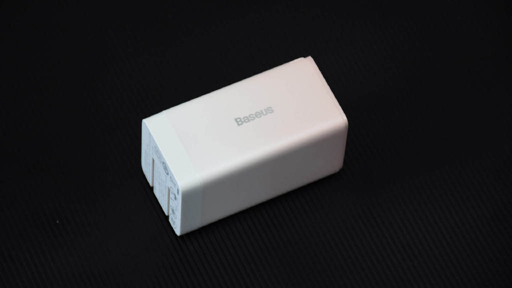 充电器|EDC好物推荐:倍思氮化镓65W三口充电器