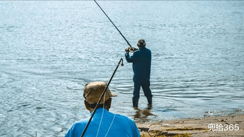 |男子野钓轻松收获6条胖头鱼,制止朋友拍照发朋友圈,网友:自私