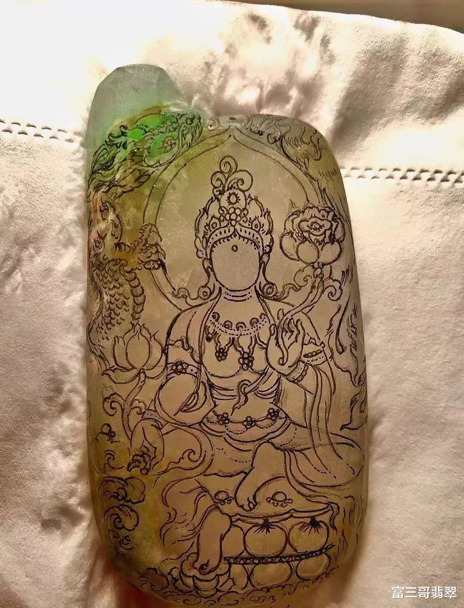 雕刻|玉赏 ▏一块带雪花棉的三色翡翠片料,雕刻端庄的持莲观音,美翻了!
