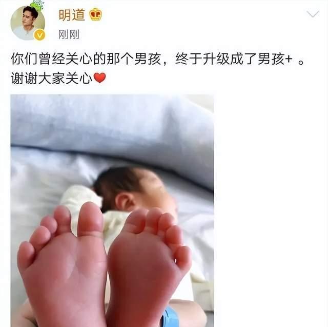 明道|明道牵着两岁儿子现身上海商场，孩子偏瘦，衣服宽松像大了两个码