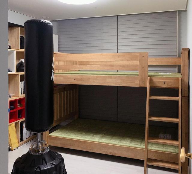 200大平层,得亏是顶楼,客餐厅装成暗黑系,显得又酷又高级!