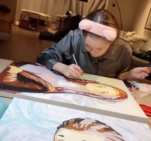 贾斯汀·比伯|赵本山女儿球球三亚嗨玩！煮五包泡面做晚饭，穿背心露出手上纹身