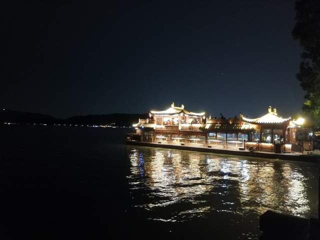 |美景一时观不透,天缘有份画中游。西湖,你仍是十几亿人的娇宠