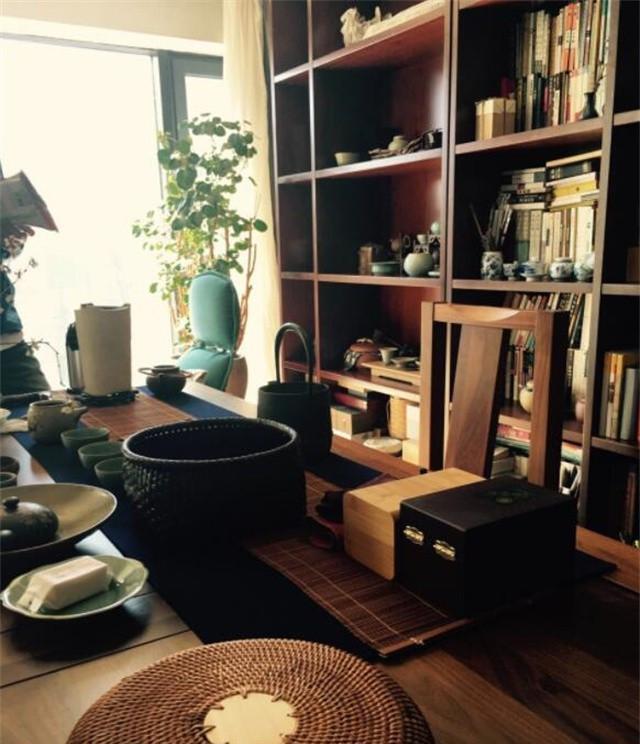 参观王铮亮住的豪宅，客厅摆满各种乐器，对音乐也太痴迷了